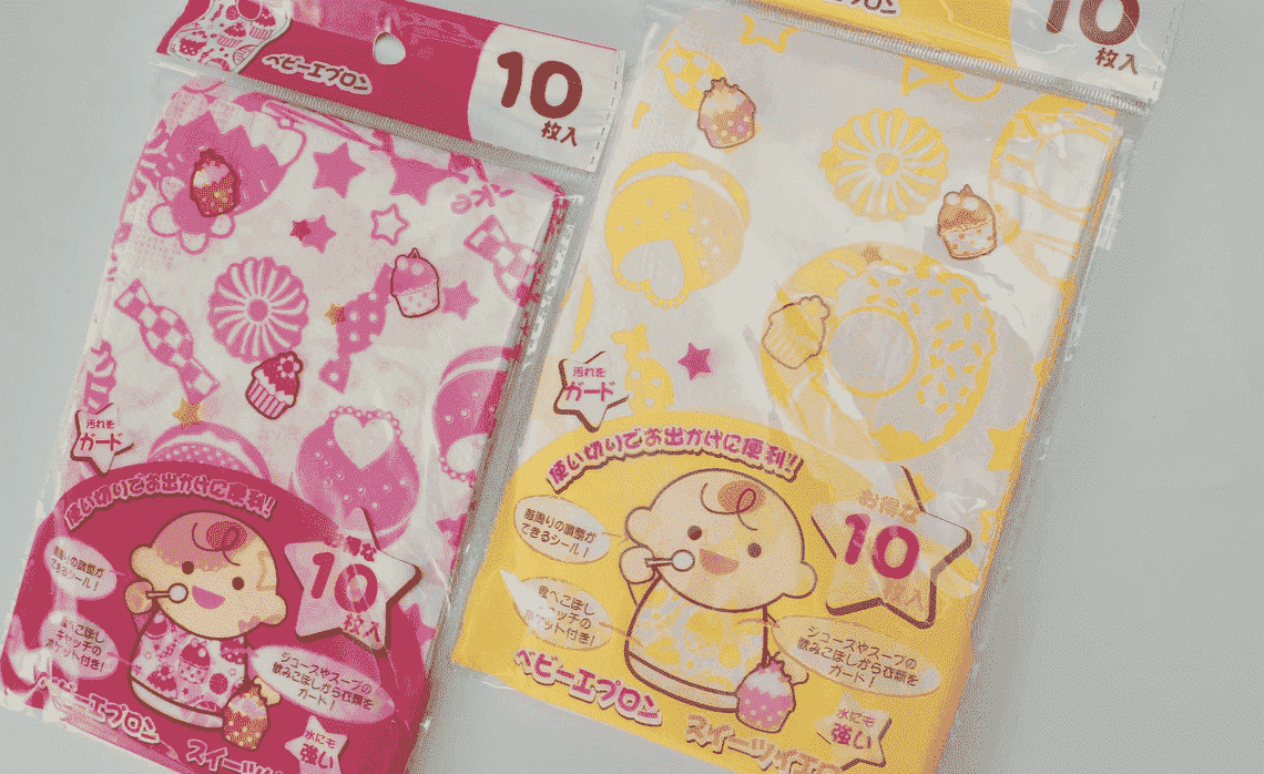 Babadores de papel descartáveis impermeáveis com estampa de desenho animado para bebês, ideais para viagens.