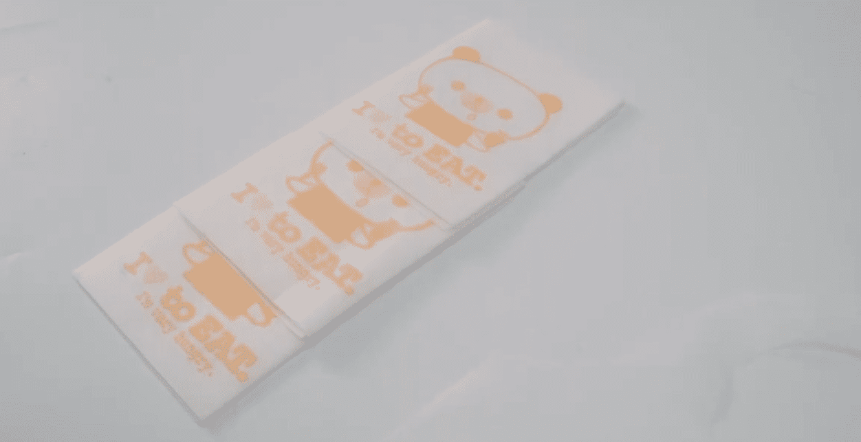 Babadores descartáveis coloridos para bebês com bolso para refeições sem sujeira, estampa de 1 a 6 cores.