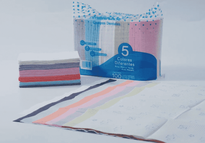 Babadores e aventais descartáveis de papel para pacientes odontológicos