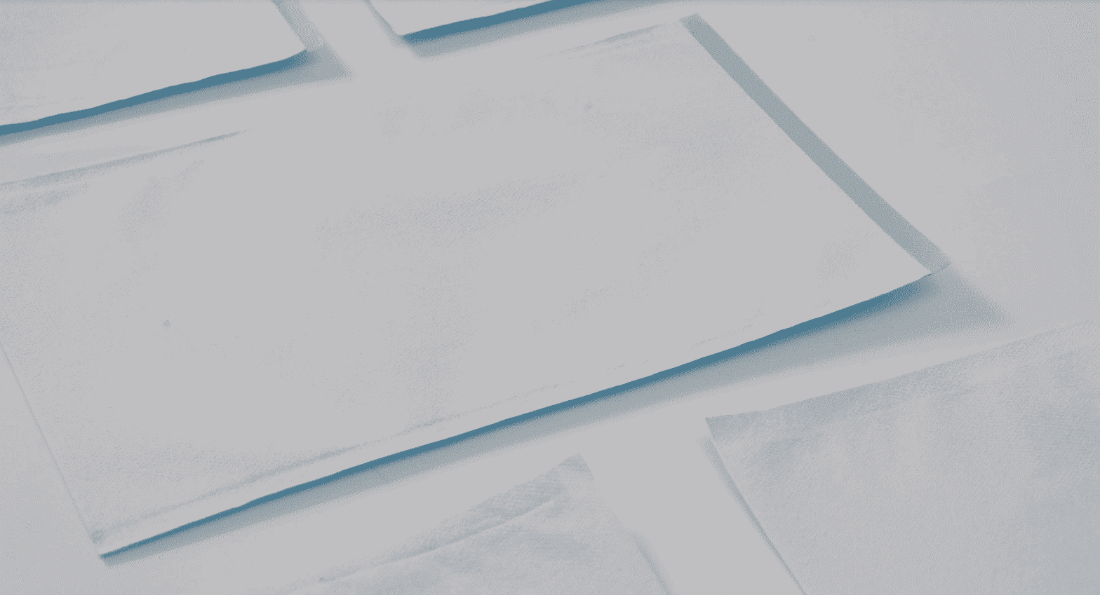 Luvas descartáveis de limpeza para lavagem do corpo, feitas de tecido não tecido.