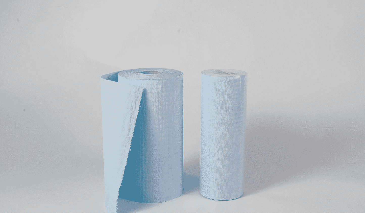 Papel multifuncional azul em rolo grande, reforçado com tela, para limpeza e absorção de óleo.
