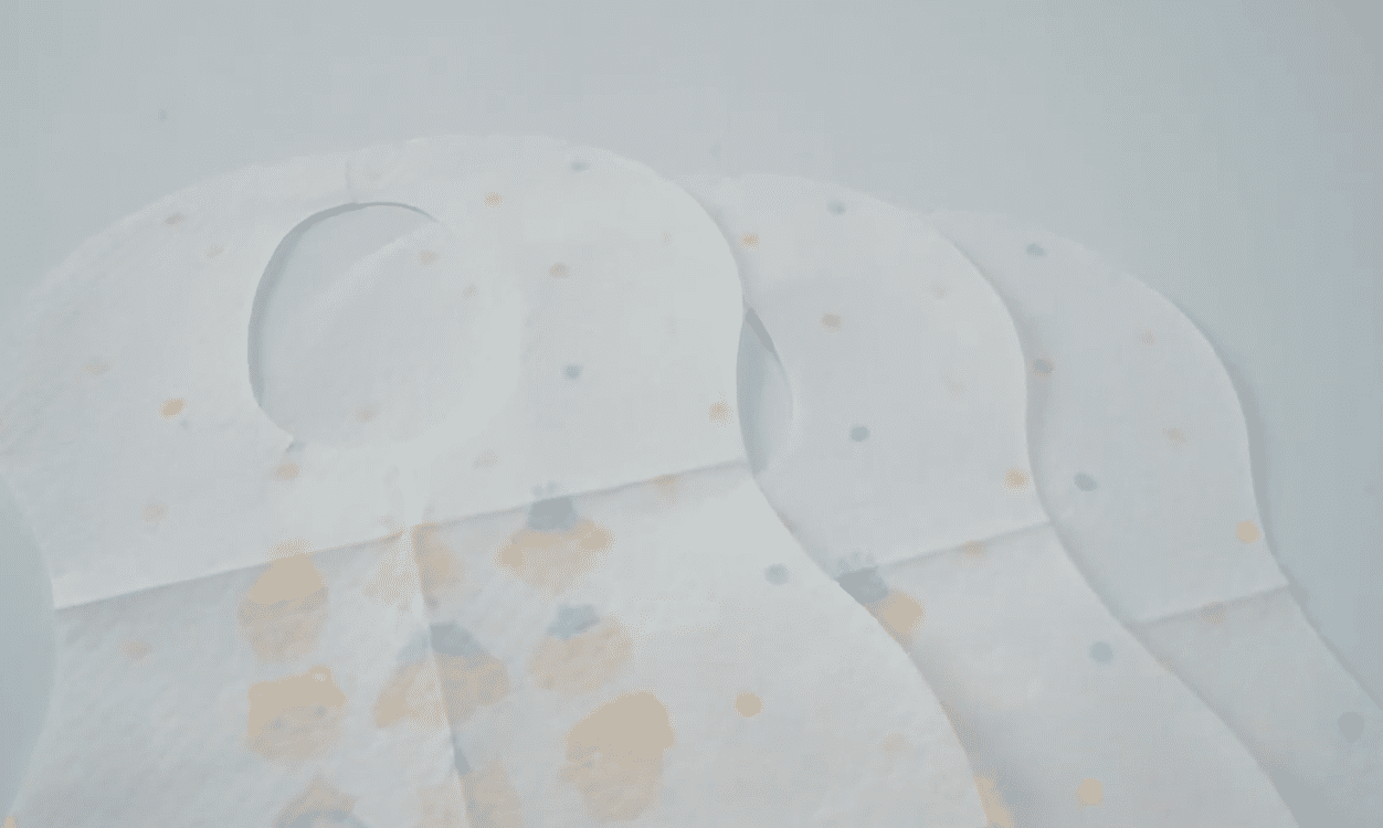 Babadores descartáveis para bebês com estampas de desenhos animados fofos para facilitar a limpeza.